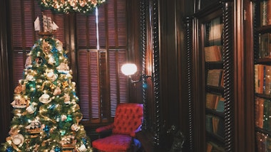 Cozy Home Office Christmas Tree: Một căn phòng làm việc ấm cúng, với cây thông rực rỡ và cảm giác của mùa Giáng sinh, sẽ giúp bạn làm việc hiệu quả hơn, tinh thần tập trung hơn. Cozy Home Office Christmas Tree là một lựa chọn tuyệt vời cho những bạn yêu thích mùa lễ hội, muốn có một không gian cảm giác khác biệt, nơi có cây thông tuyệt đẹp và đầy đủ các trang thiết bị phục vụ cho công việc của bạn.